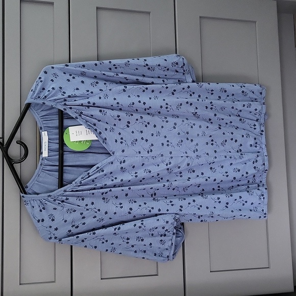 NWT Notch Neck Bubble peasant top! 💙 - Picture 3 of 8